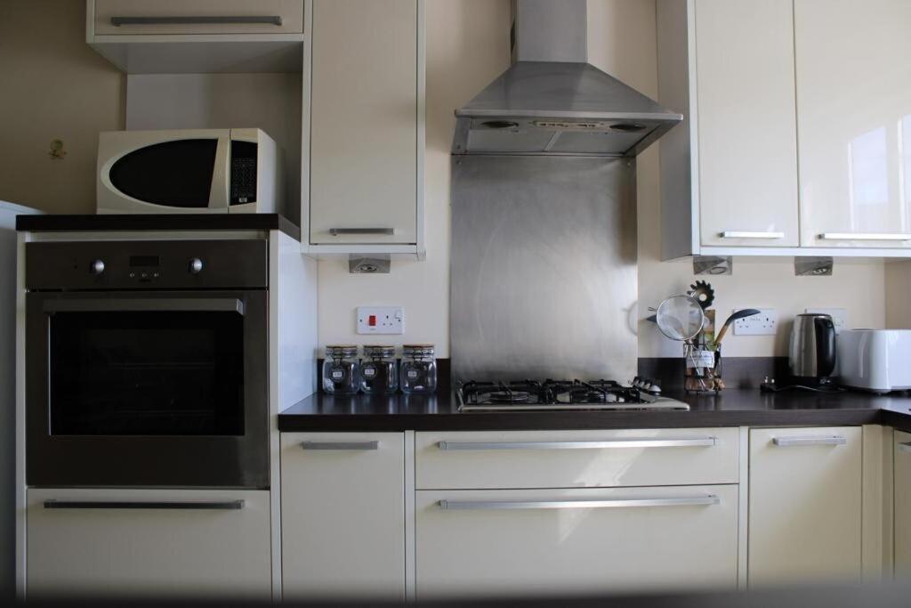 Two Bedroom Apartment, Free Parking, Close To Uclan And Free Wifi Preston  Dış mekan fotoğraf